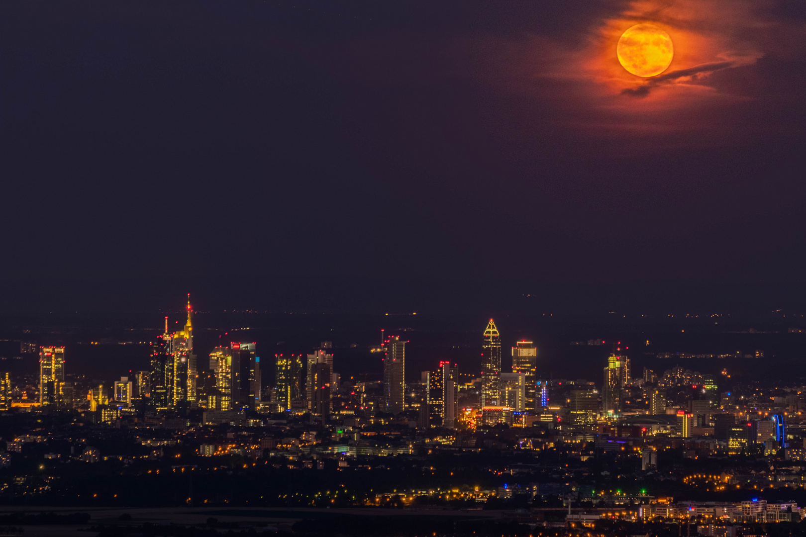 Vollmond über Frankfurt