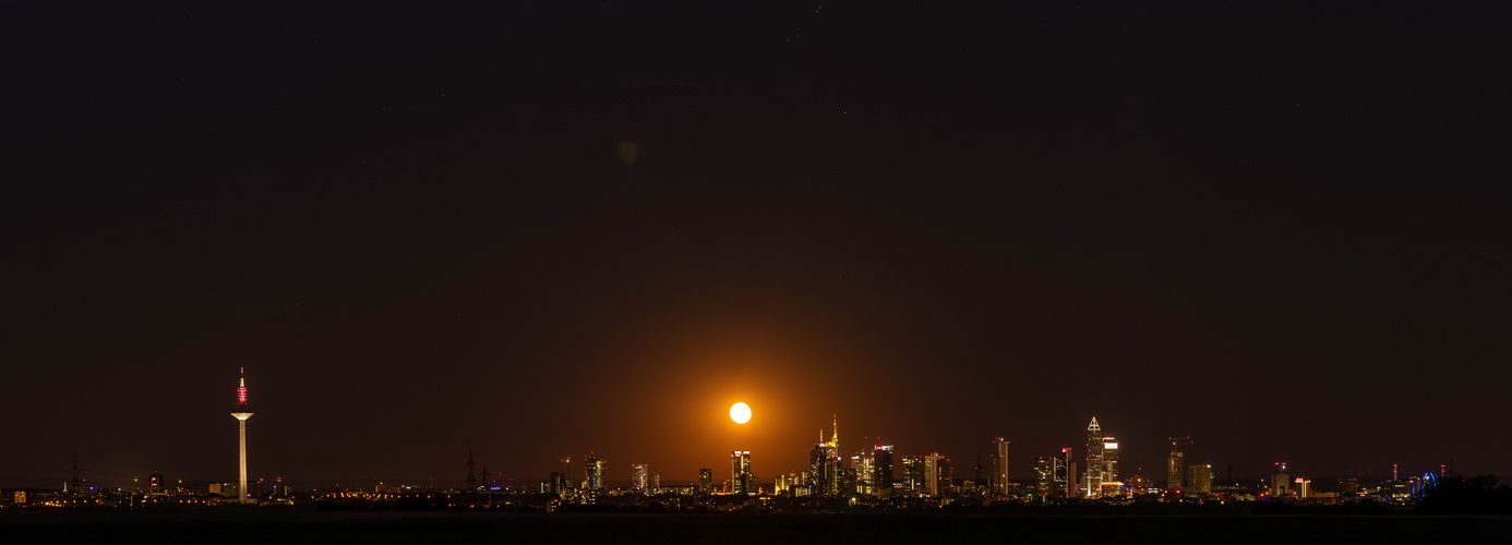 Vollmond über Frankfurt Foto & Bild | architektur, architektur bei ...
