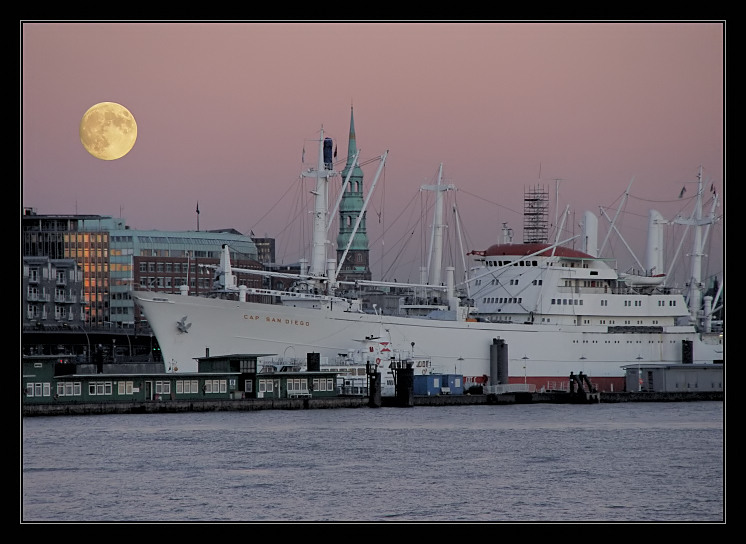 Vollmond über Hamburg