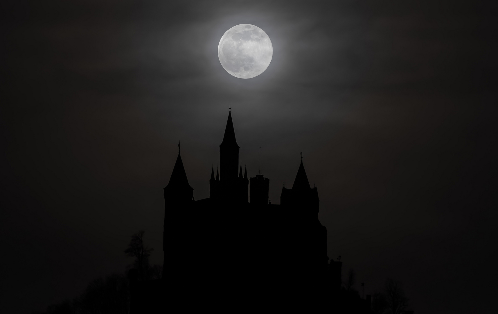 Vollmond über Hohenzollern