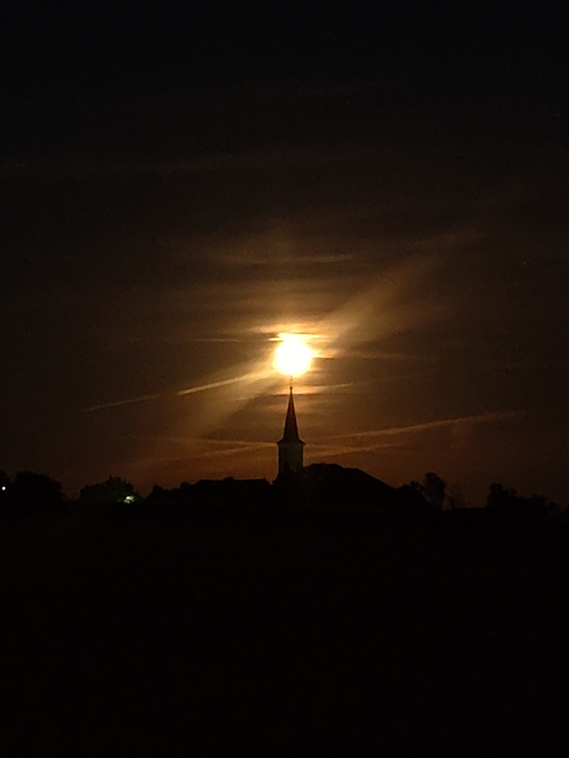 Vollmond über Kirche