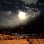 Vollmond über Oberstdorf an nebligem Fluß