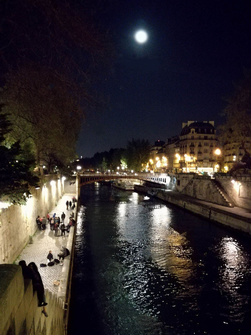 Vollmond über Paris