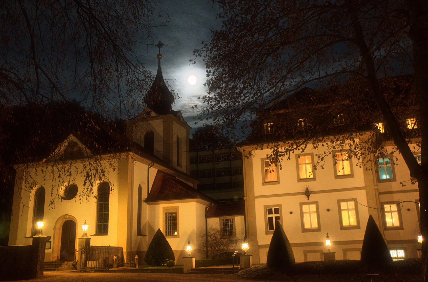 Vollmond über Schlosskirche und Schlosshotel