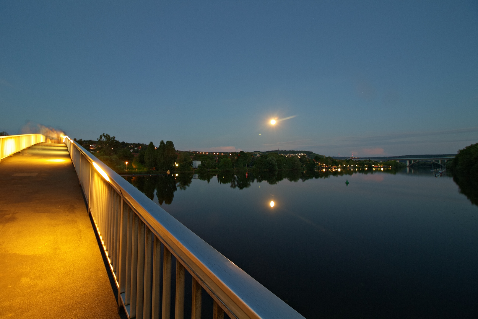 Vollmond über Veitshöchheim am Main