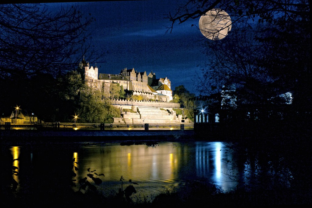 Vollmond über`m Bernburger Schloss