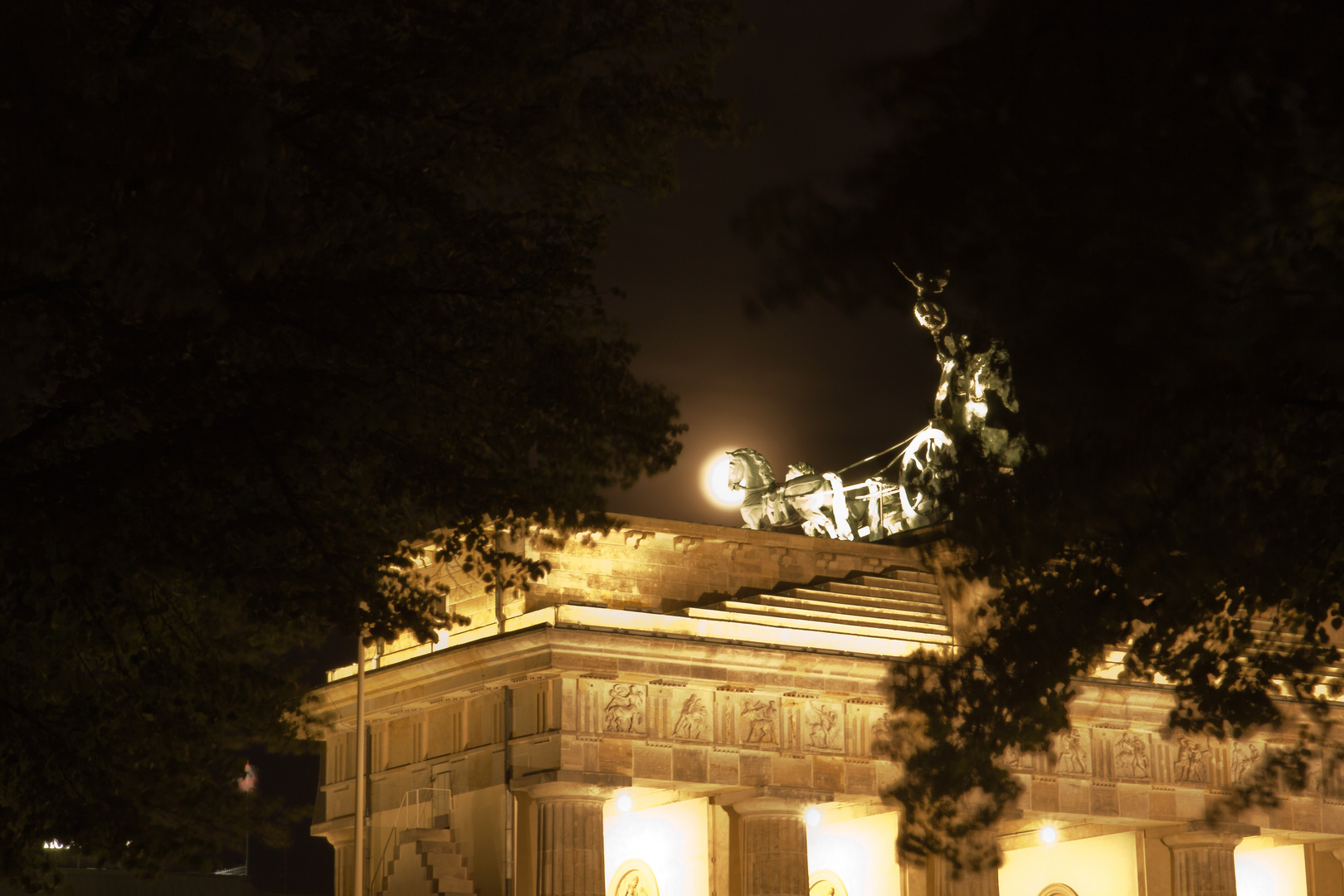 Vollmond überm Brandenburger Tor