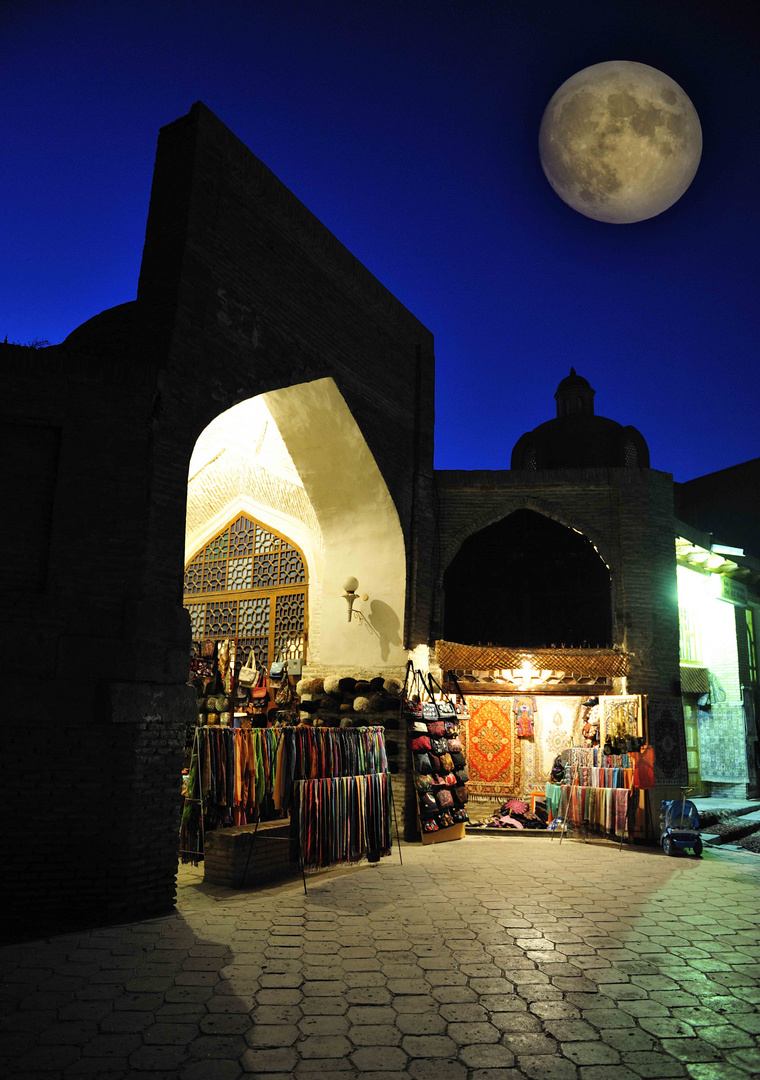 Vollmond üner dem Basar in Buchara