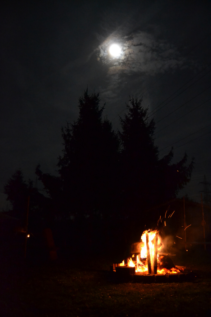 Vollmond und Feuer