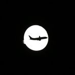 Vollmond und Flugzeug