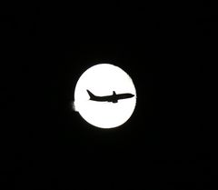 Vollmond und Flugzeug