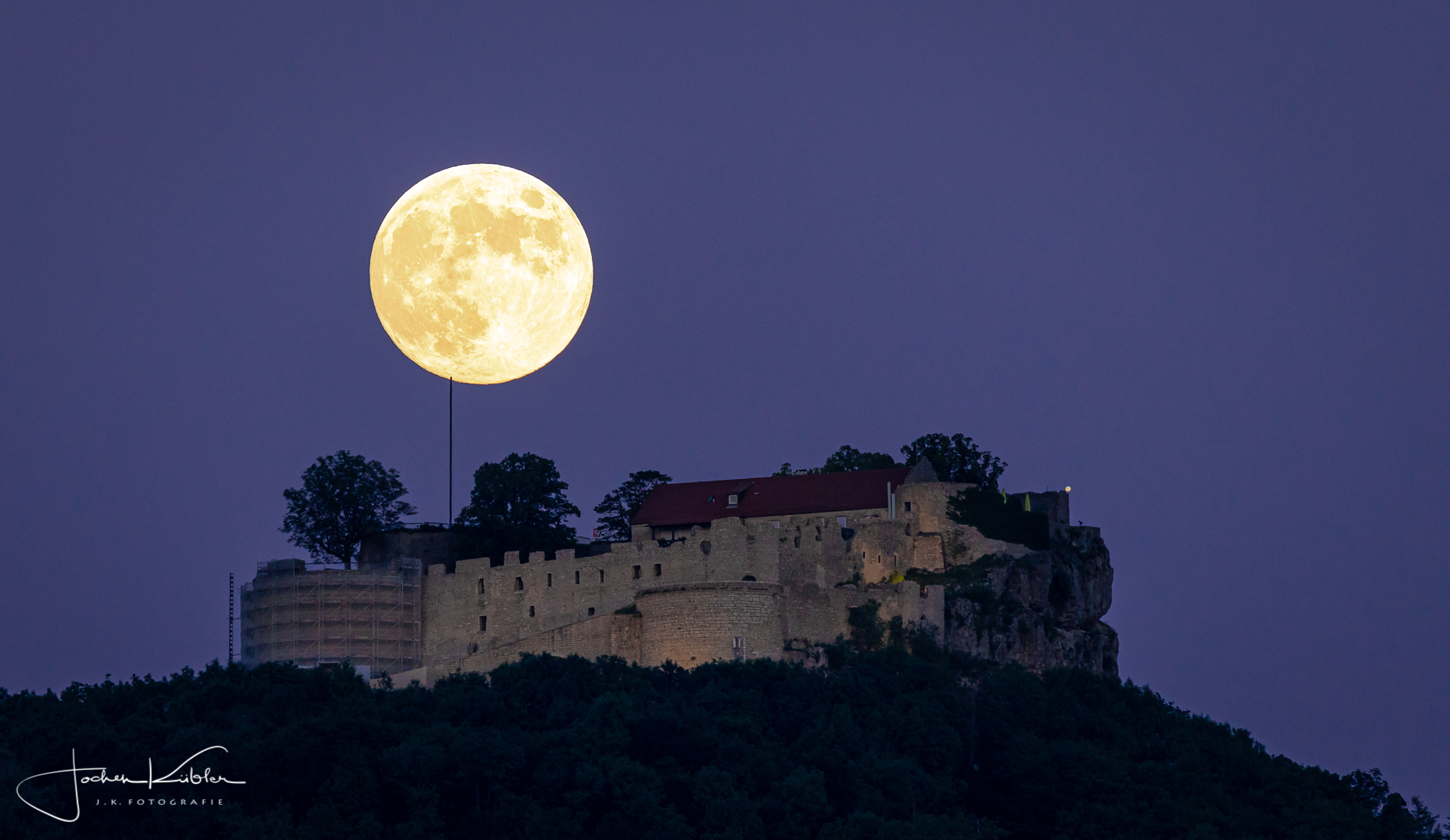 Vollmond und Jupiter treffen sich an der Burgruine Hohenneuffen