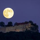 Vollmond und Jupiter treffen sich an der Burgruine Hohenneuffen