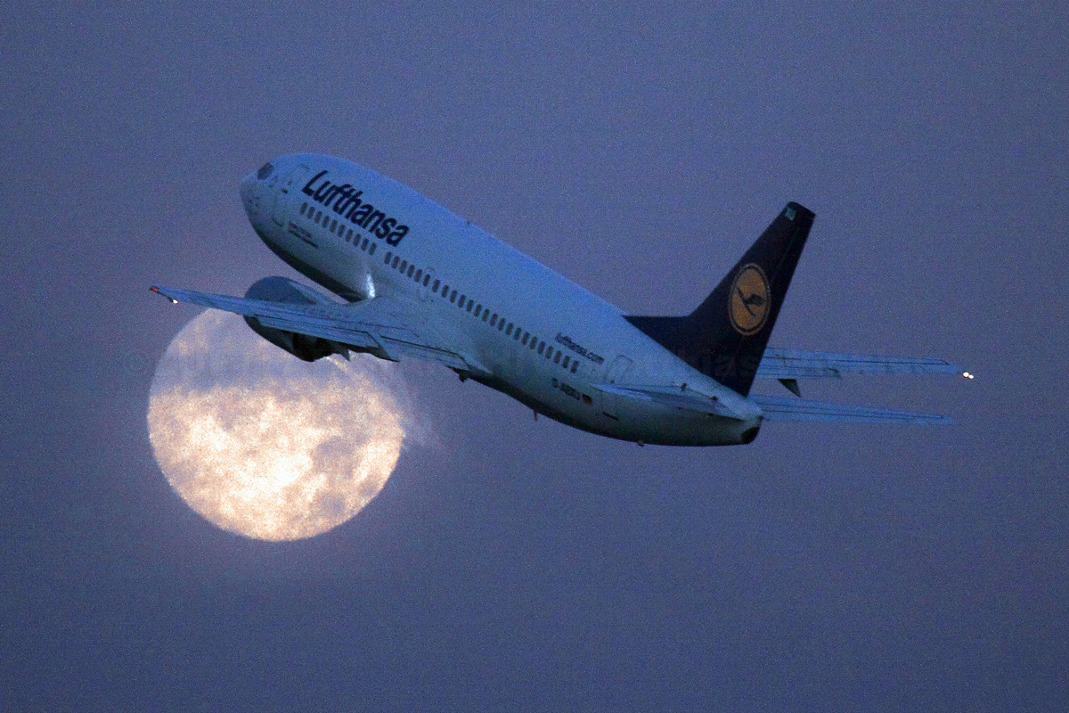 Vollmond und Lufthansa B737-300