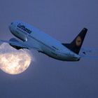 Vollmond und Lufthansa B737-300