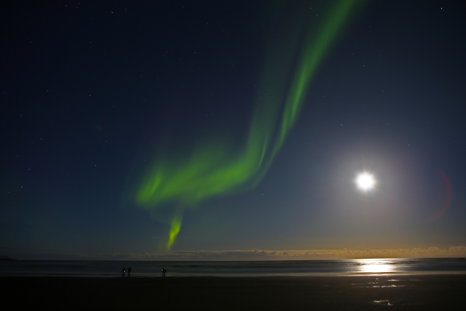 Vollmond und Nordlicht