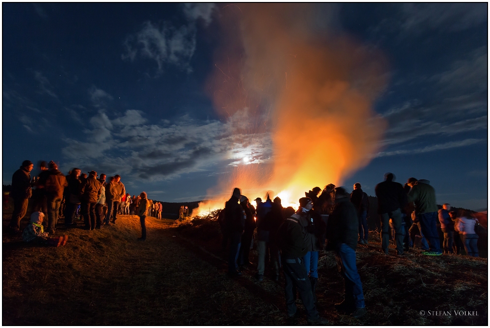 Vollmond und Osterfeuer in Berleburg