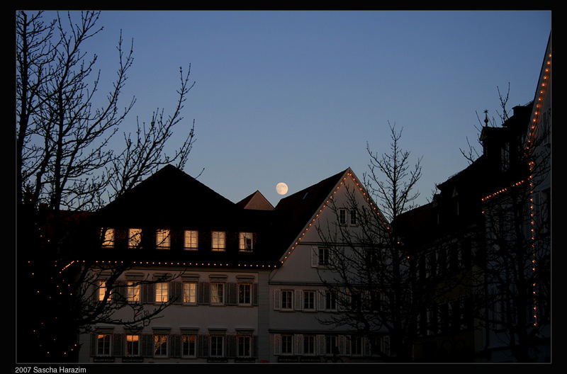 Vollmond und Sonnenuntergang in Fenstern