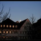 Vollmond und Sonnenuntergang in Fenstern