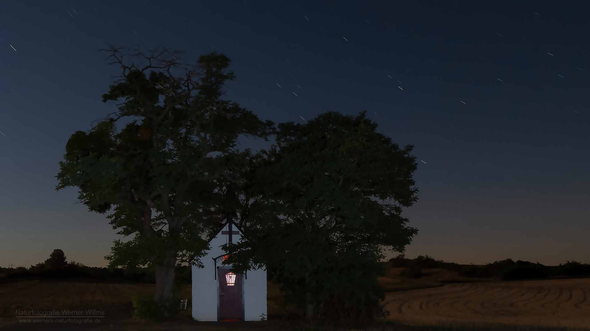 Vollmond und Sternschnuppen heute Morgen um 3.00 Uhr in Embken bei der Antoniuskapelle.