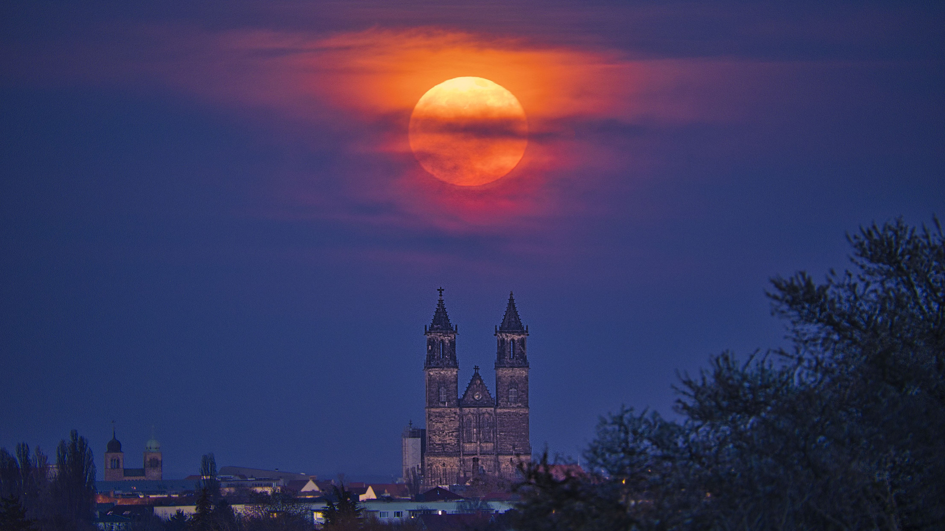 Vollmond  vom 06.April 2023 über dem Magdeburger Dom