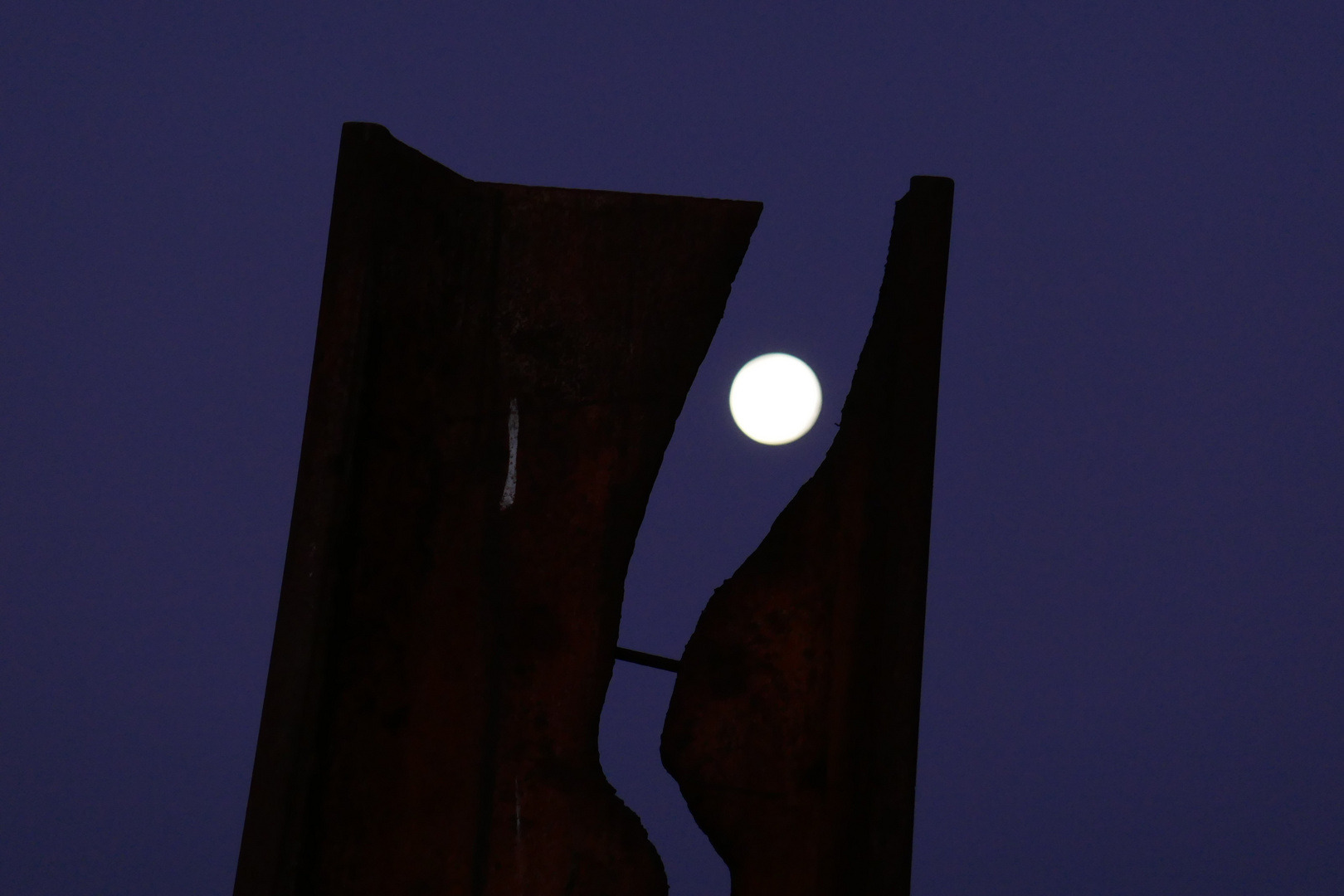 Vollmond vom 19.12.21 bei Metalhenge in Bremen