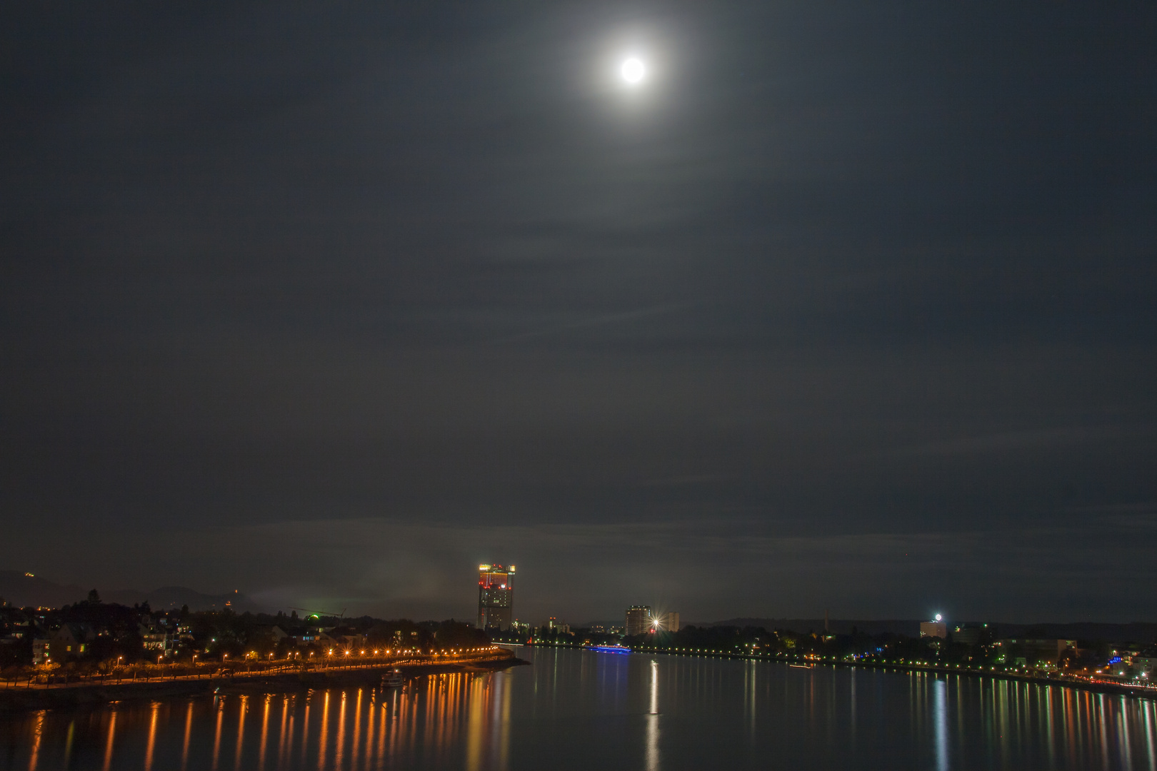 Vollmond von der Kennedybrücke