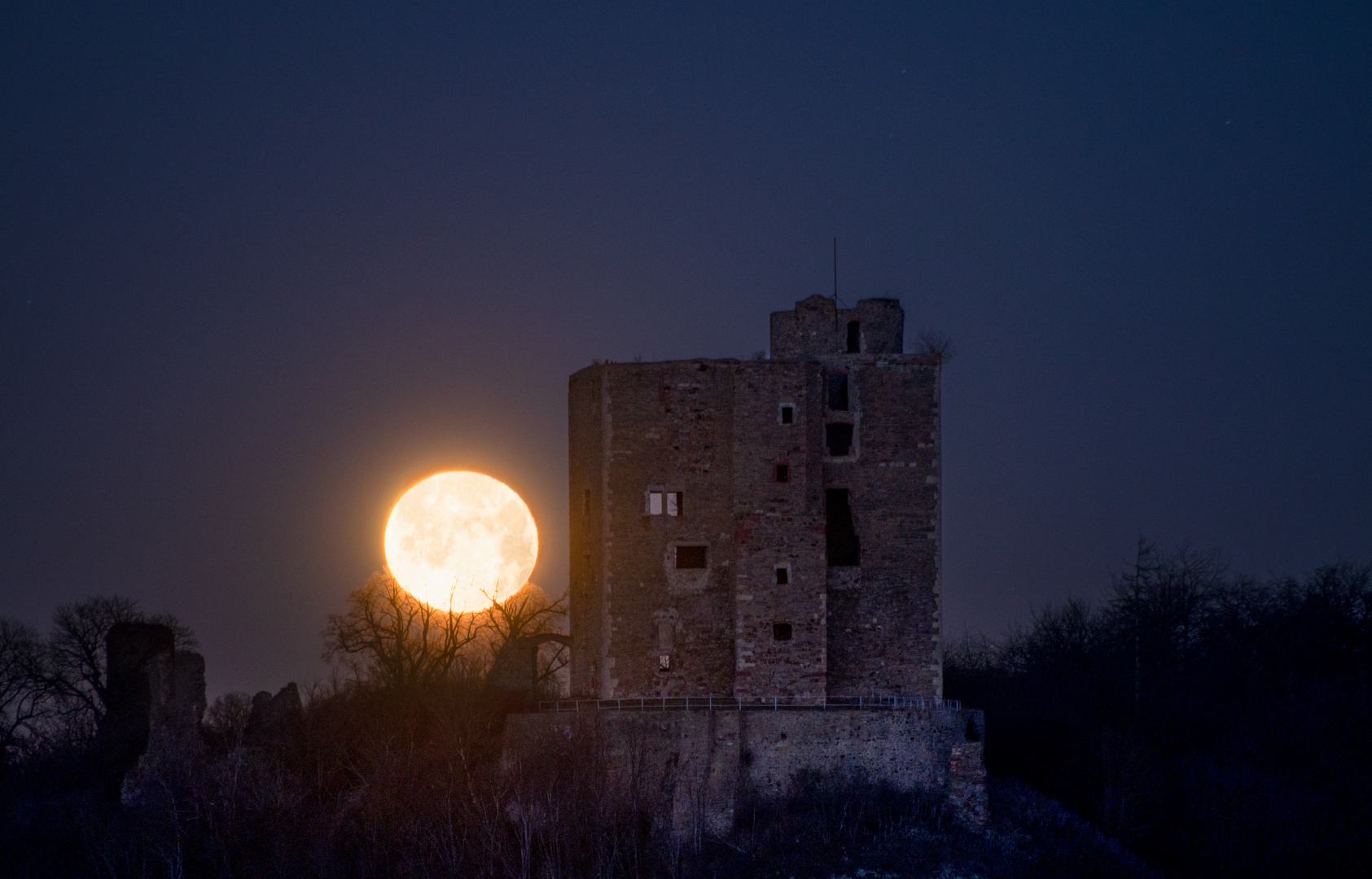 Vollmond vor der Burgruine Arnstein