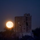 Vollmond vor der Burgruine Arnstein