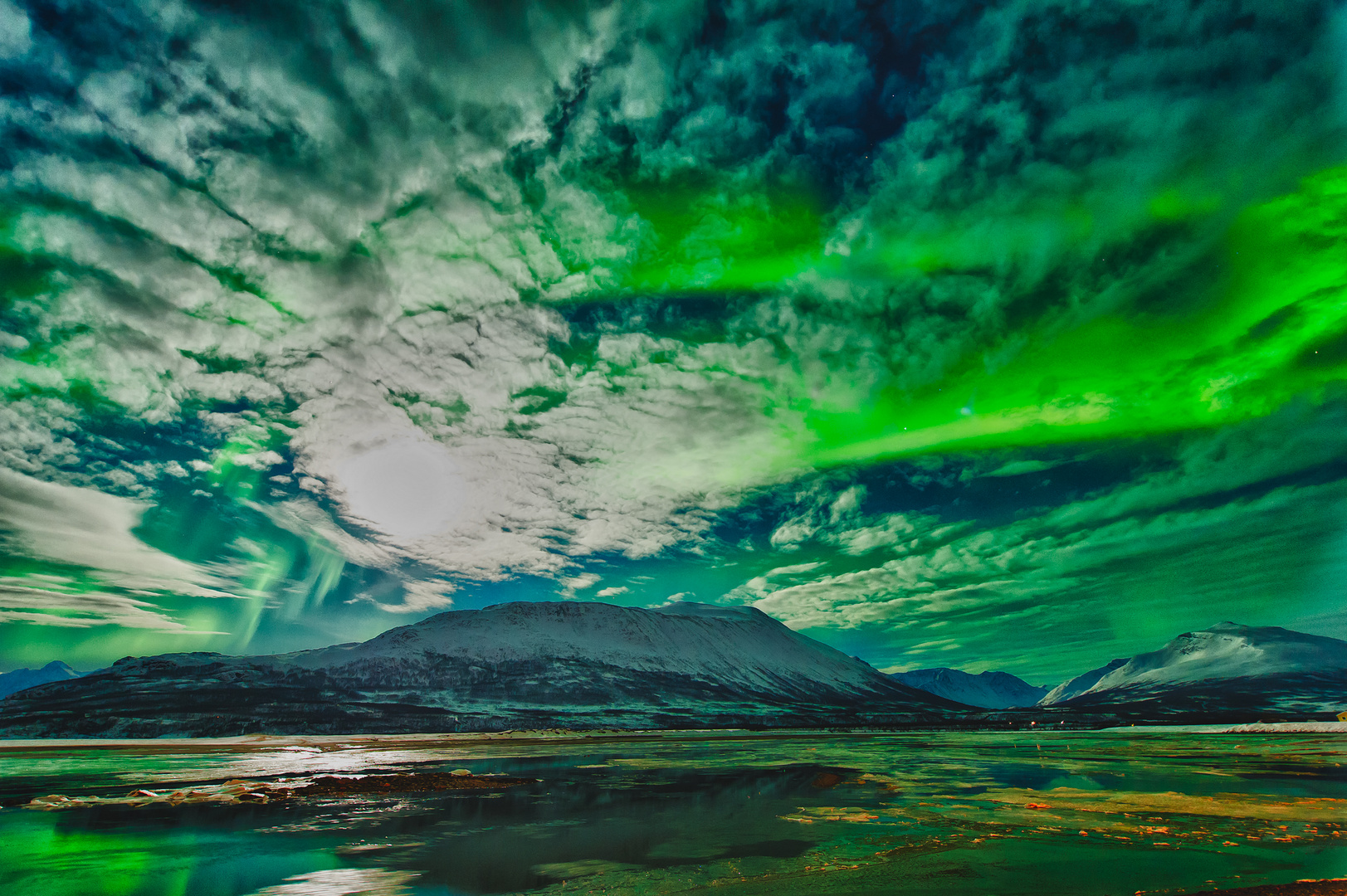 Vollmond, Wolken und Polarlicht