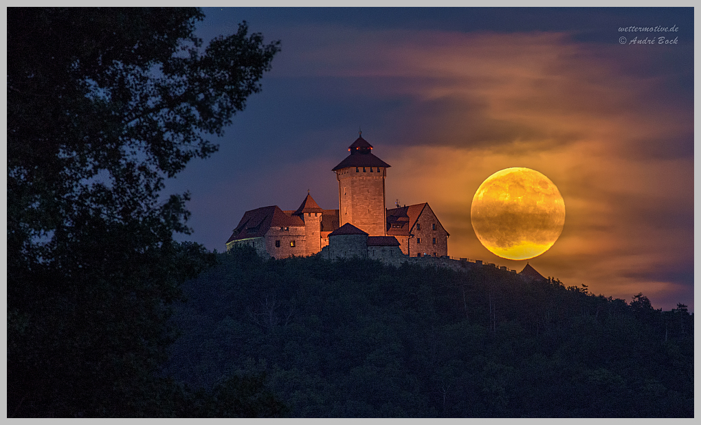 Vollmond zur blauen Stunde über der Wachsenburg