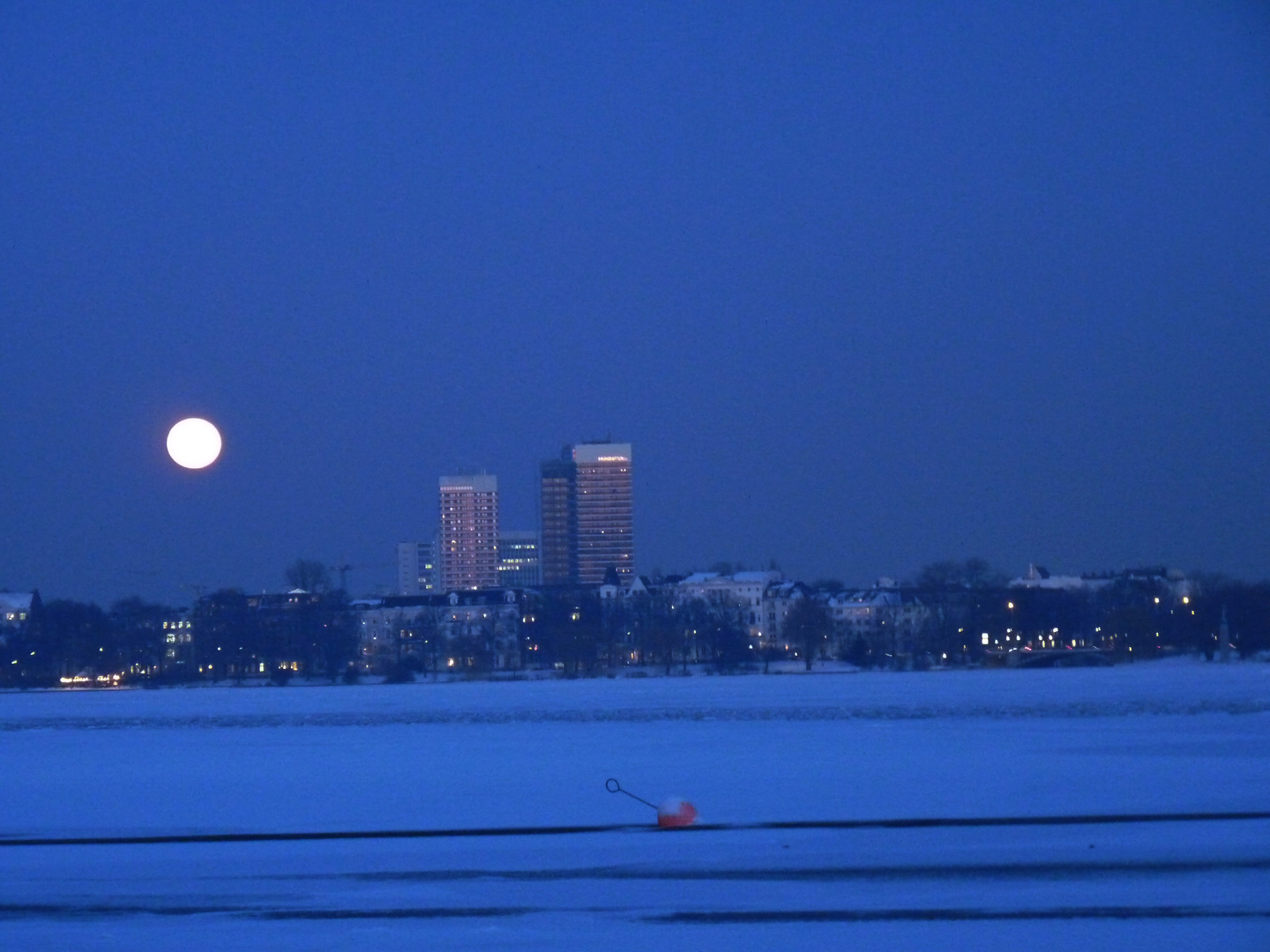 Vollmond zur Wintersonnenwende über Hamburg