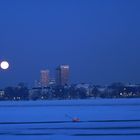 Vollmond zur Wintersonnenwende über Hamburg