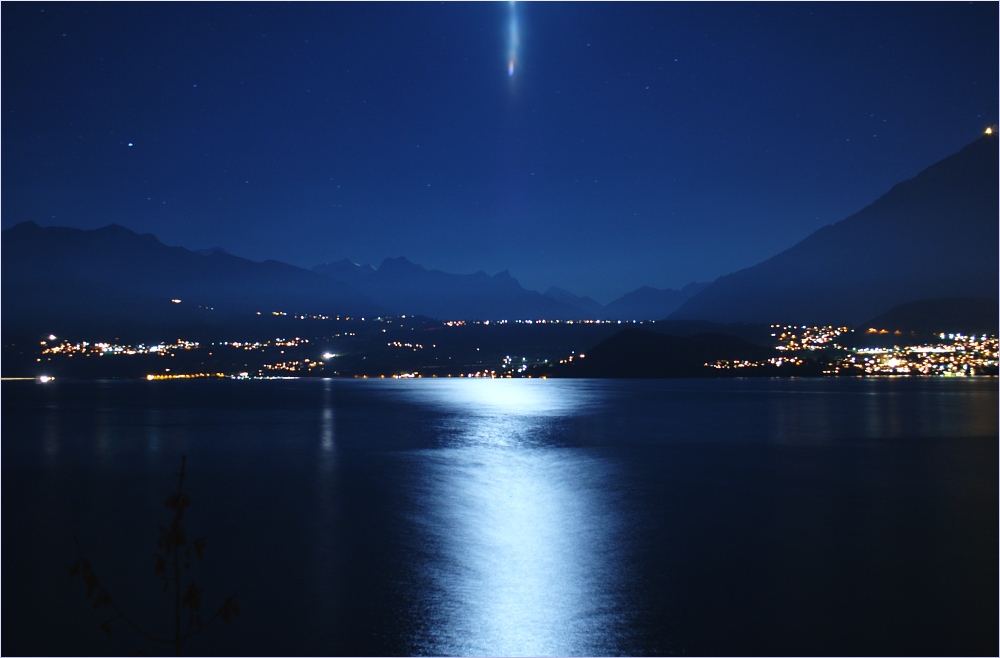 Vollmond zwischen Jungfrau und Niesen