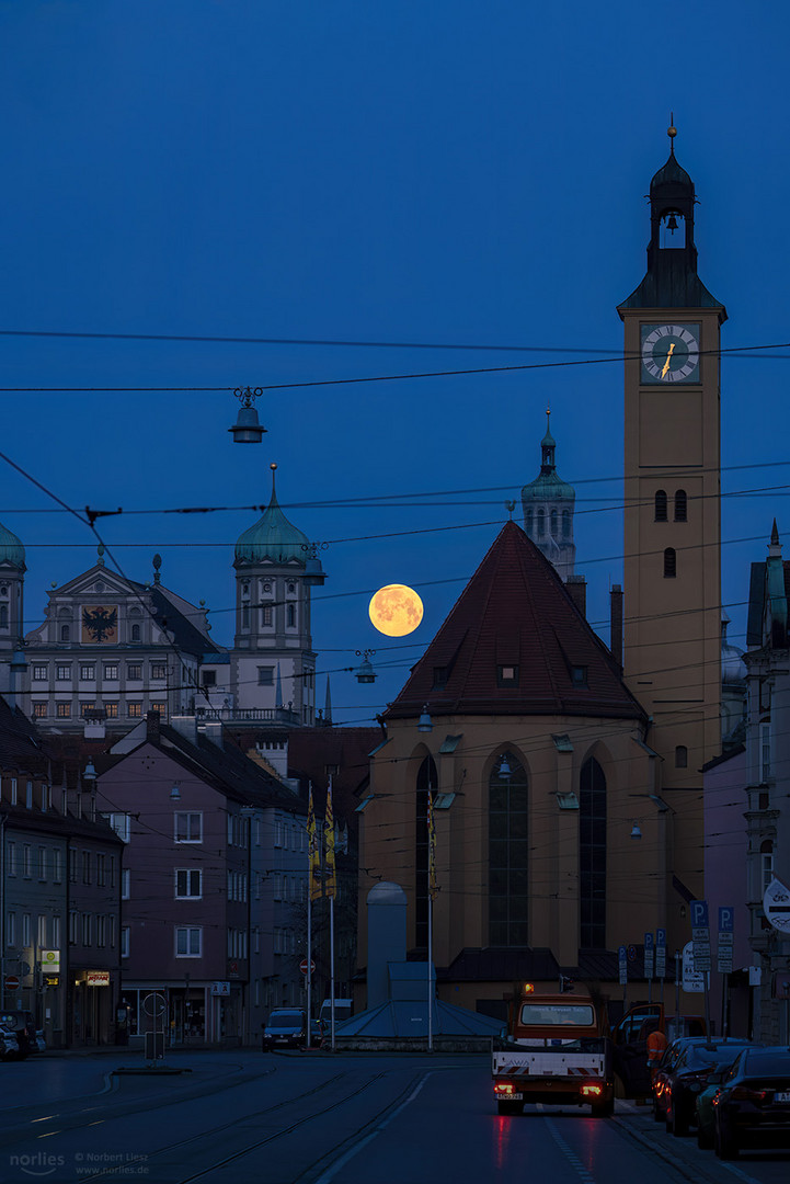 Vollmond zwischen Rathaus und Jakobskirche