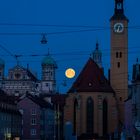 Vollmond zwischen Rathaus und Jakobskirche