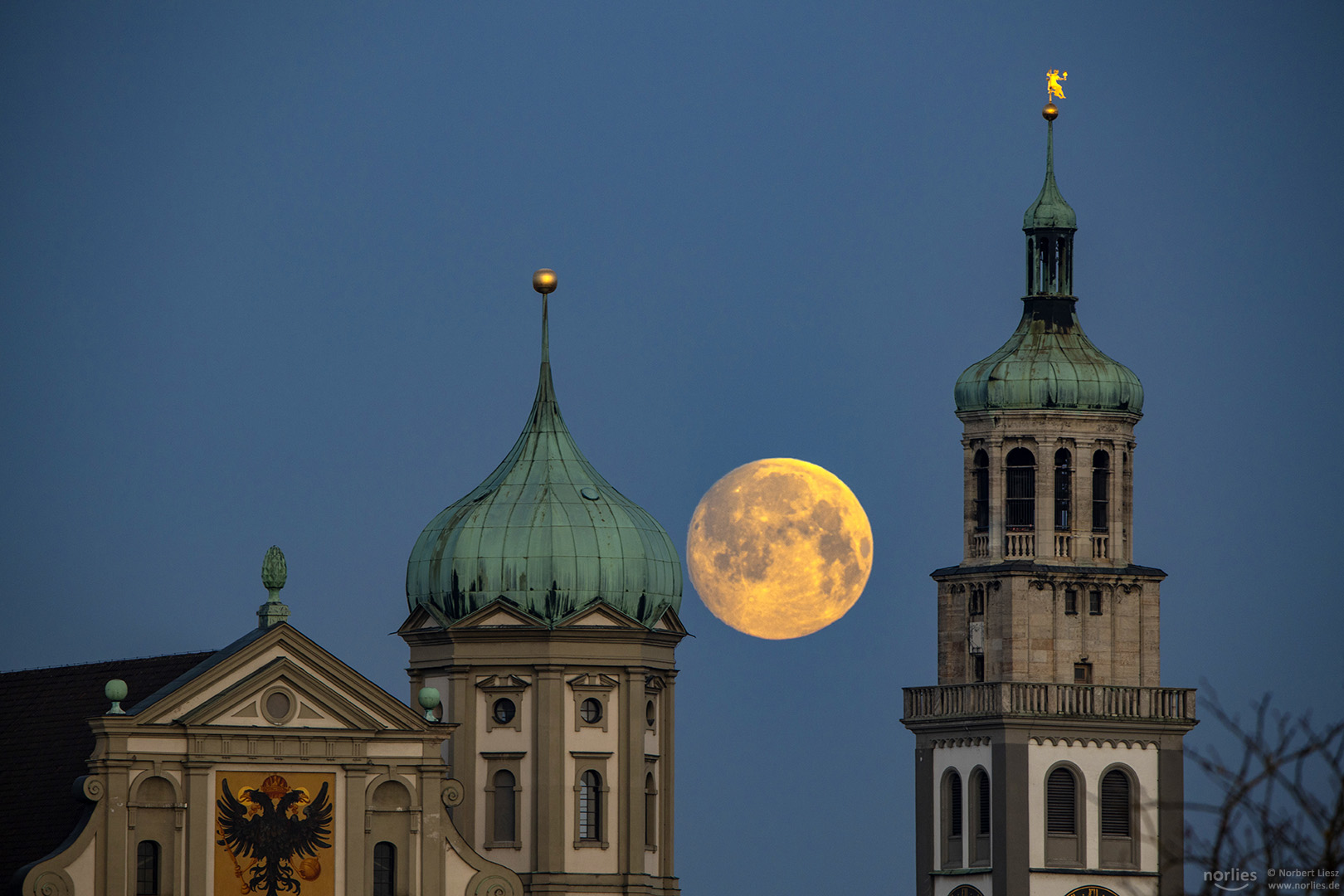 Vollmond zwischen Rathaus und Perlachturm