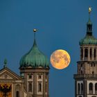 Vollmond zwischen Rathaus und Perlachturm