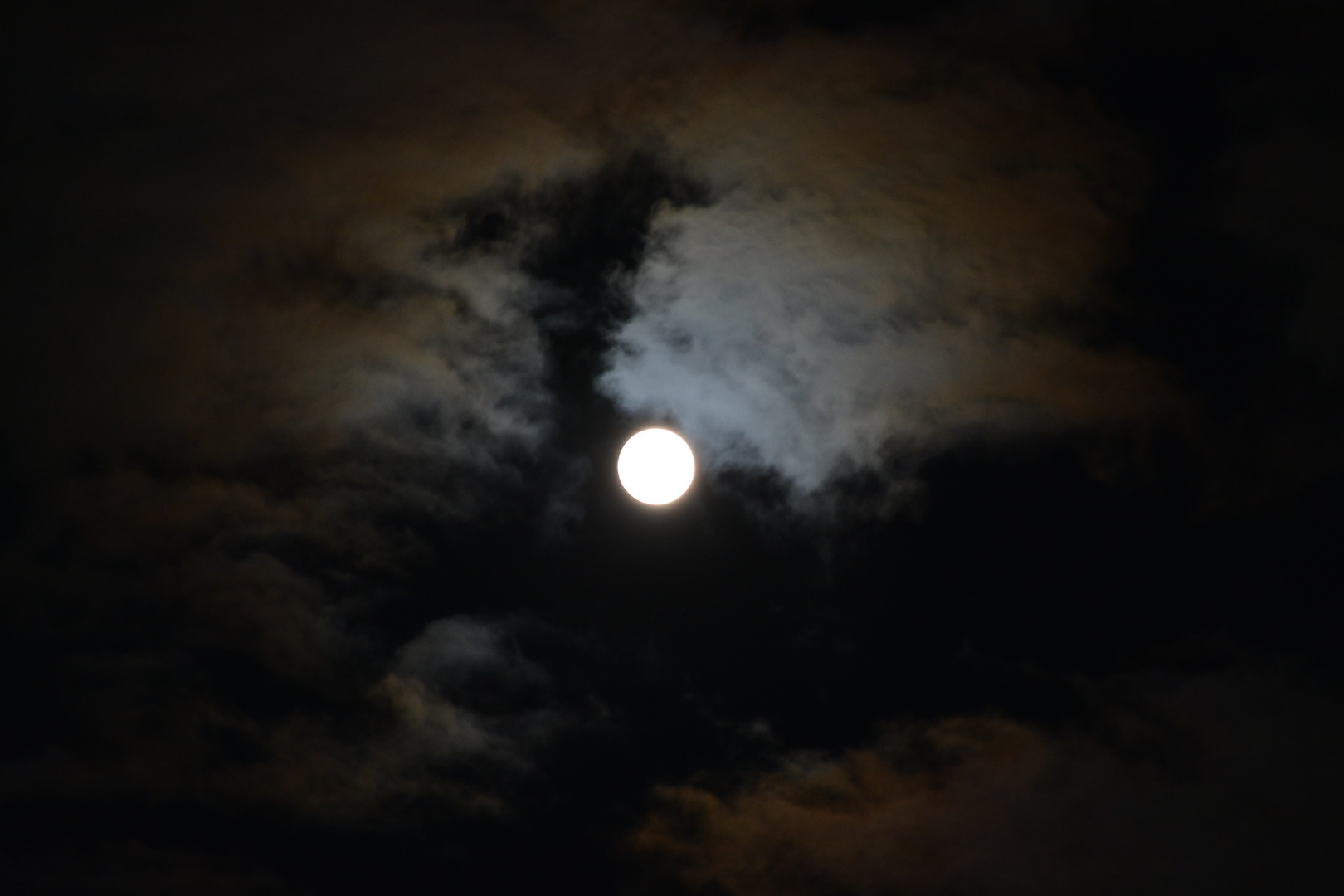 Vollmond zwischen Wolken