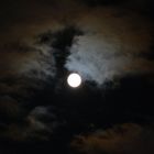 Vollmond zwischen Wolken