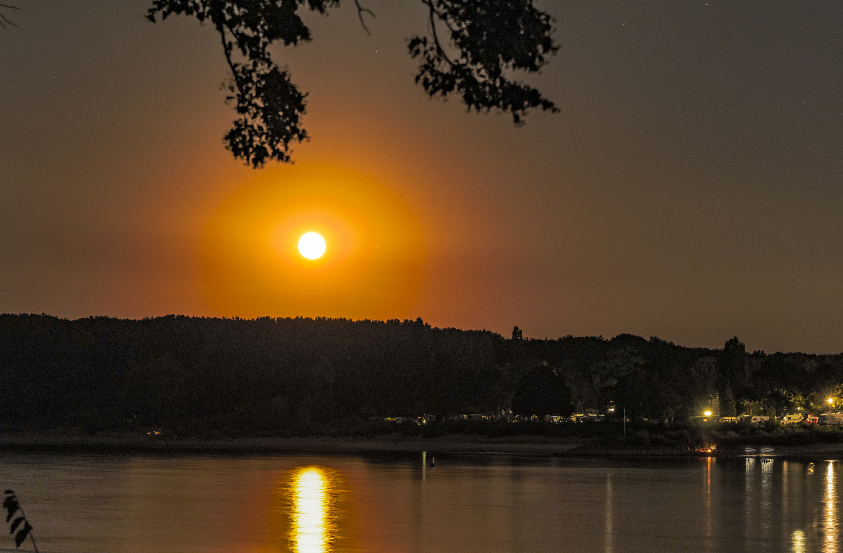 Vollmondaufgang am Rhein