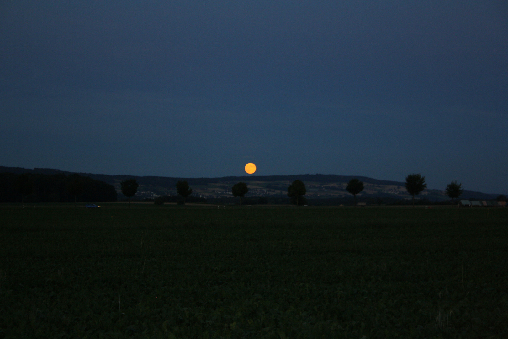 Vollmondaufgang am Rohrdorferberg vom Birrfeld gesehen