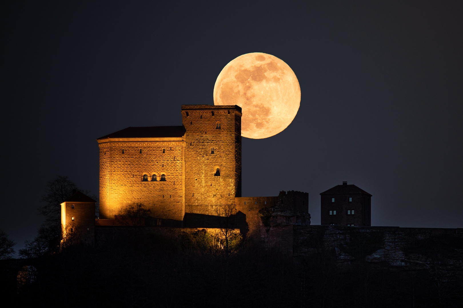 Vollmondaufgang am Trifels