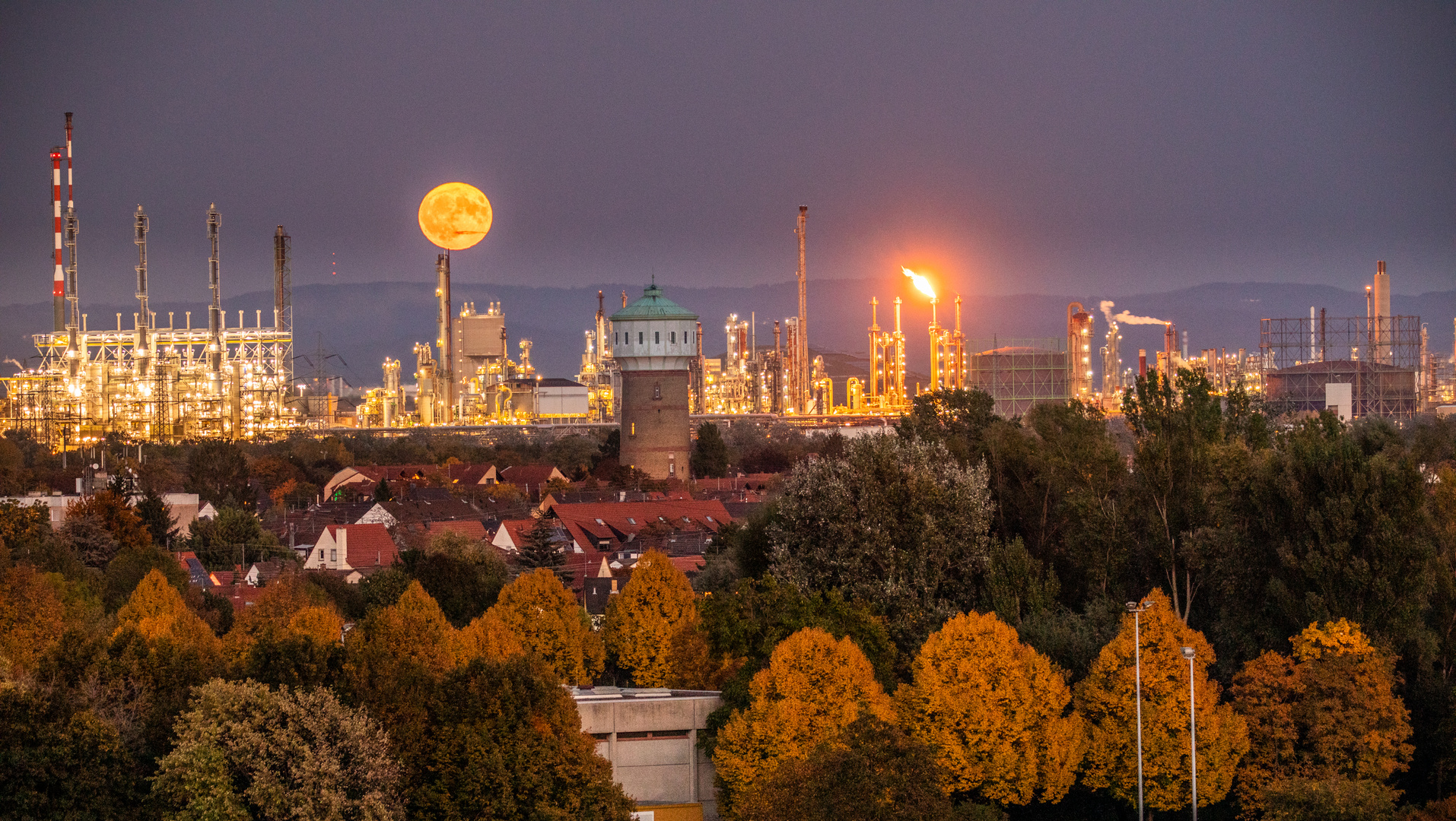 Vollmondaufgang an der BASF in Ludwigshafen...