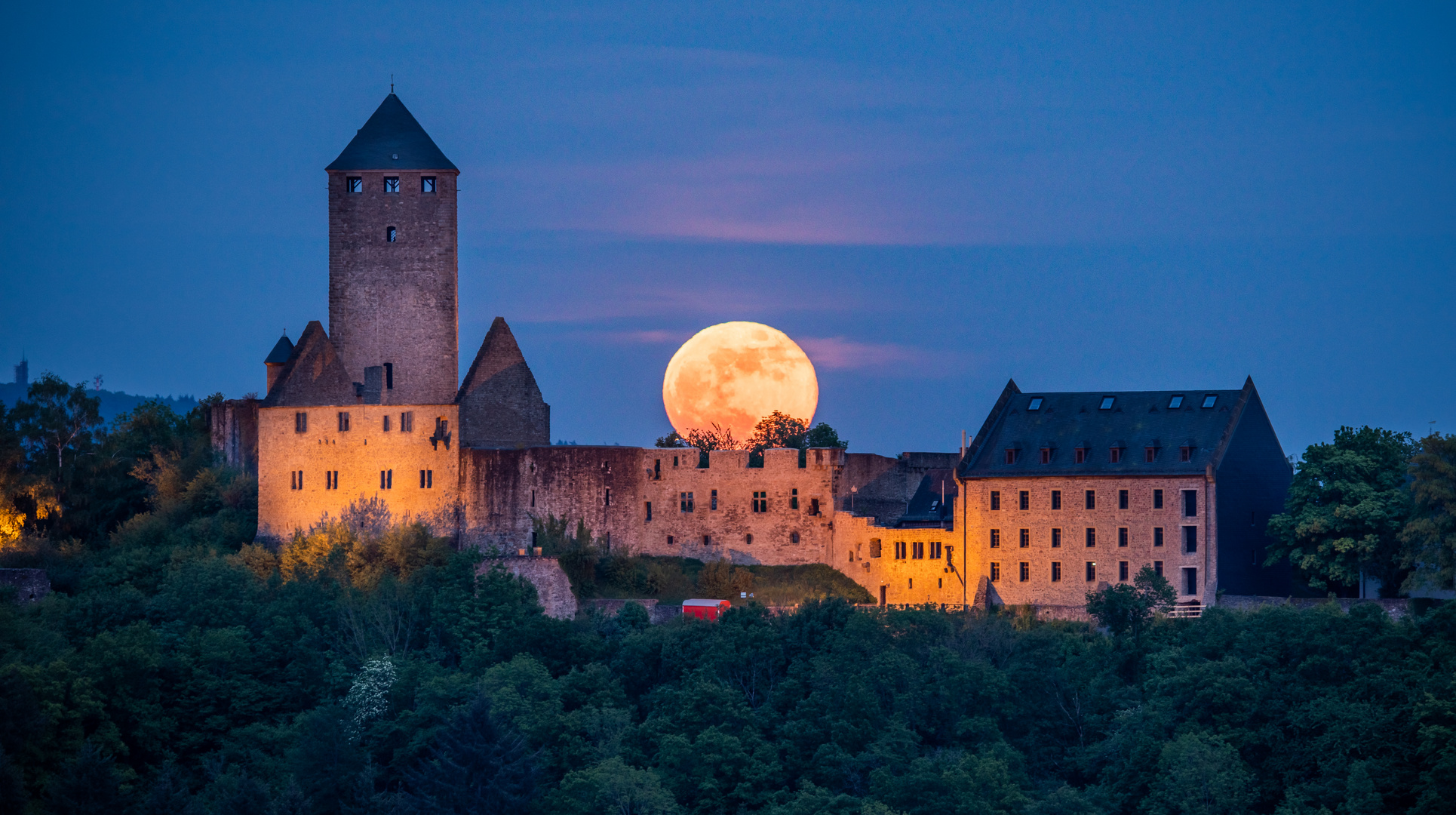 Vollmondaufgang an der Burg Lichtenberg..