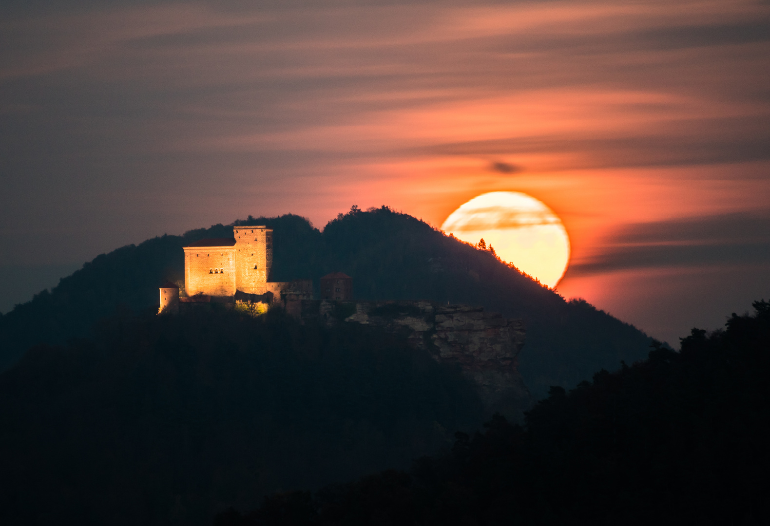 Vollmondaufgang an der Burg Trifels