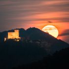 Vollmondaufgang an der Burg Trifels