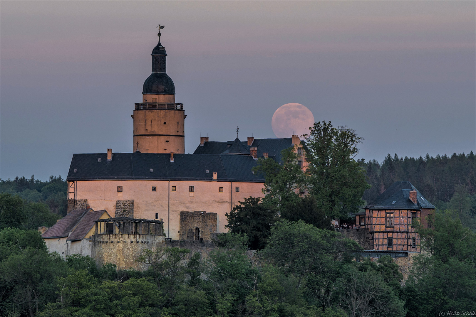 Vollmondaufgang hinter Burg Falkenstein