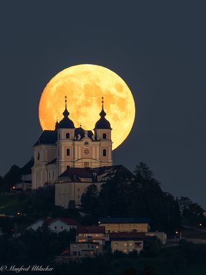 Vollmondaufgang hinter der ...