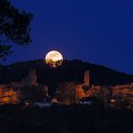 Vollmondaufgang hinter der Burg Altdahn